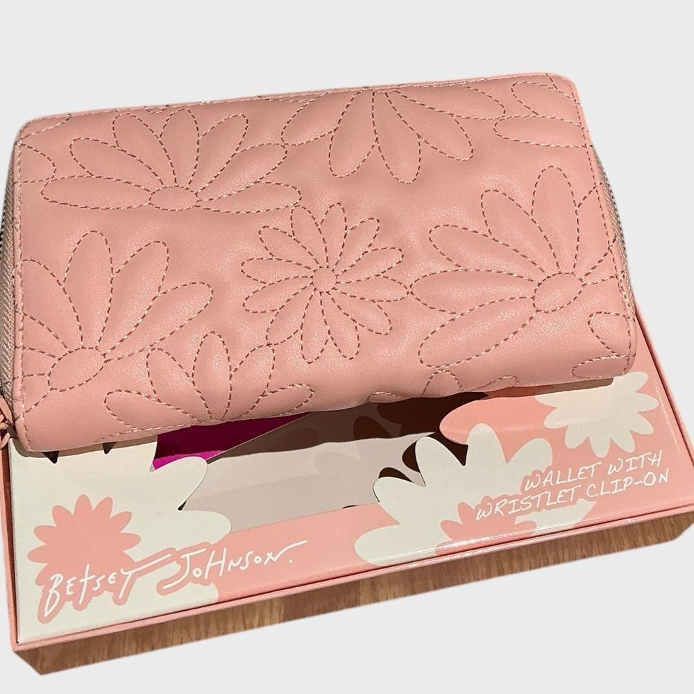 Betsey Johnson Pink Quilted Floral Zip Around Wallet Wristlet NWT - Picture 3 of 6